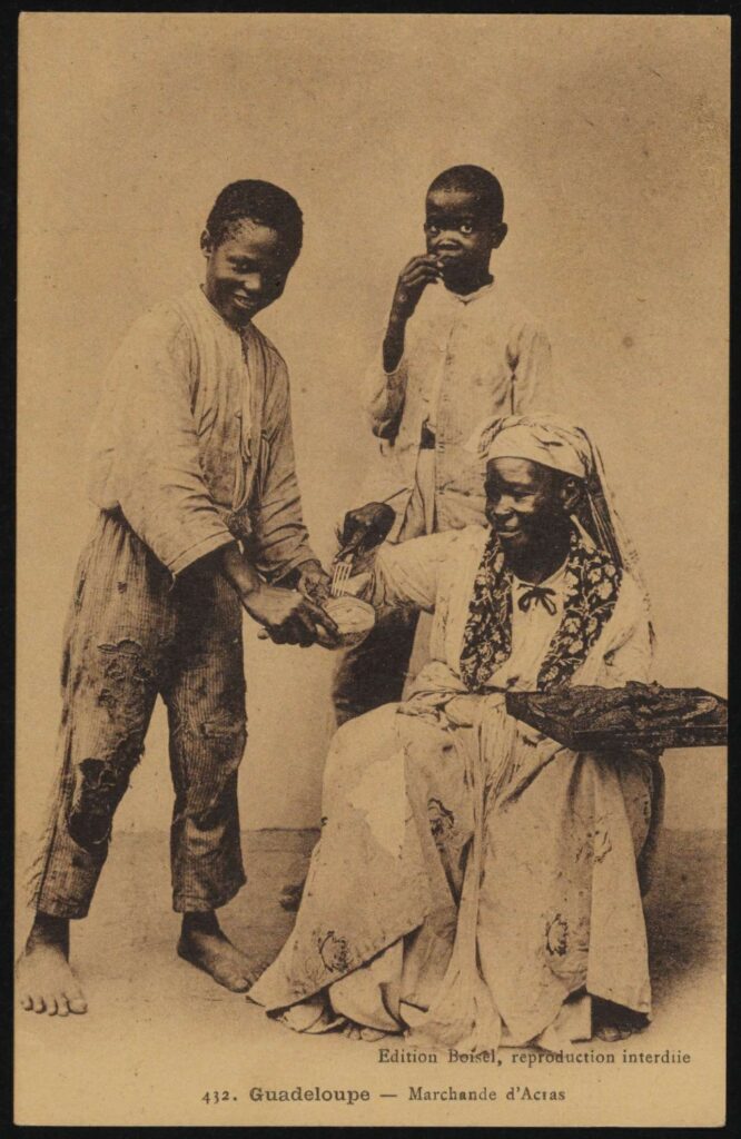 carte postale de vendeuse d'accras en Guadeloupe début XX e siècle