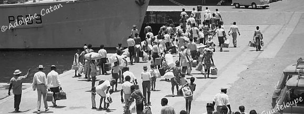 FRAD971-30Fi1427_ Photographie d'Adolphe Catan : Évacuation par la mer de la population, le 15 août 1976