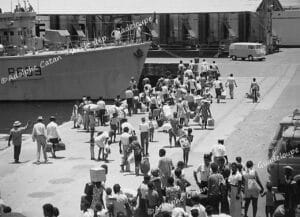 Photographie d'Adolphe Catan : Évacuation par la mer de la population, le 15 août 1976